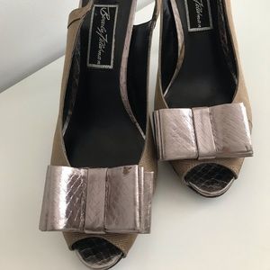 Beverly Feldman 8.5 Peep Toe Bow Sling Back Beige